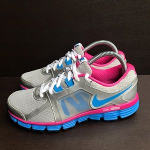 Nike woman’s Dual Fusion ST2 Size 6y Woman’s 7.5